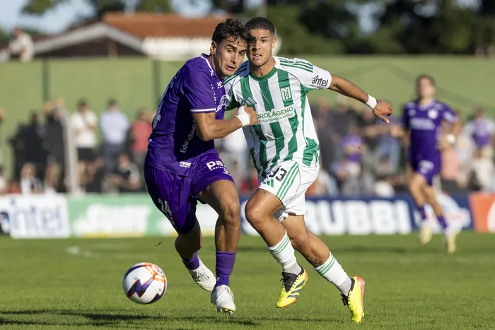 Lucas Paul de los Santos, de Defensor Sporting, y Sebastián da Silva, de Racing, por la fecha 12 del torneo Apertura 2026, en el Parque Osvaldo Roberto. · Foto: Rodrigo Viera Amaral