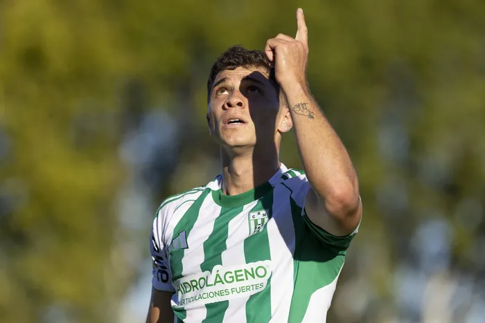 Tomás Habib, de Racing, tras convertir el primer gol de su equipo, el 18 de abril, ante Defensor Sporting, en el Parque Osvaldo Roberto. · Foto: Rodrigo Viera Amaral