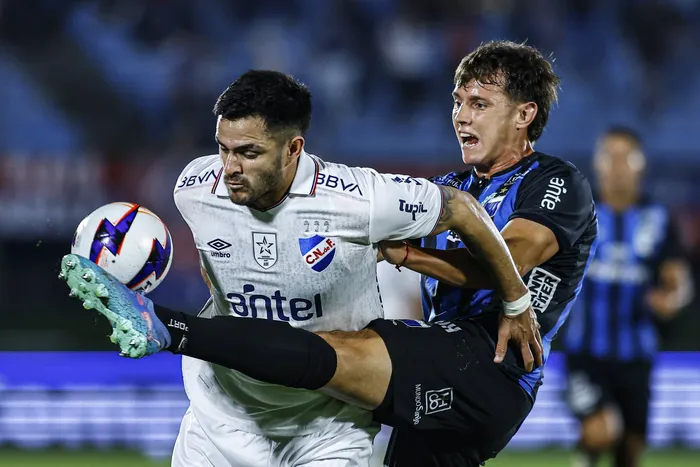 Maximiliano Gómez, de Nacional, y Santiago Strasorier, de Liverpool, durante un partido por el Torneo Apertura. · Foto: Ernesto Ryan