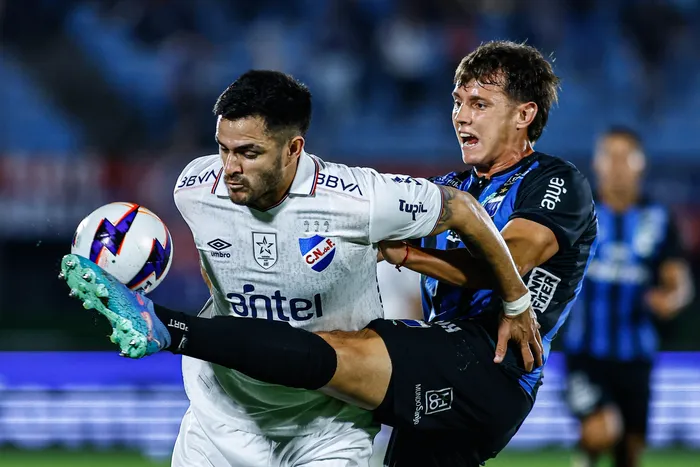 Maximiliano Gomez, de Nacional y Santiago Strasorier, de Liverpool, por la fecha 12 del torneo apertura, el 19 de abril, en el estadio Centenario. Foto: Ernesto Ryan