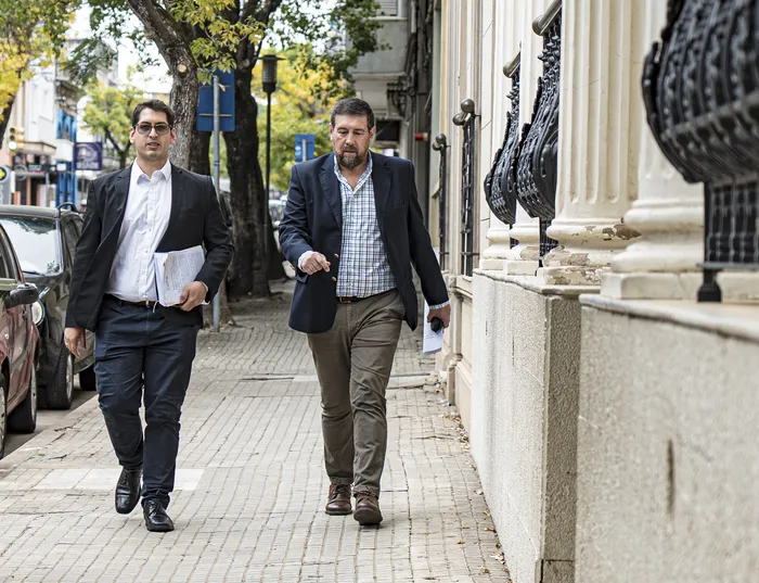 Gabriel Rodríguez y Enzo Paique al presentar la denuncia en la Fiscalía de Salto (archivo, abril de 2026). · Foto: Ariel Volpi