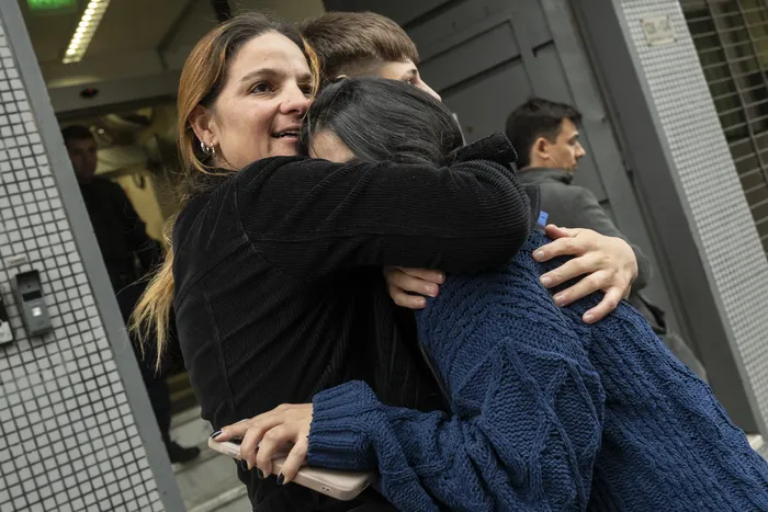 Ana Paula Martínez y Sara Martínez, el 20 de abril, luego de la audiencia en el juzgado de la calle Juan Carlos Gómez. · Foto: Inés Guimaraens