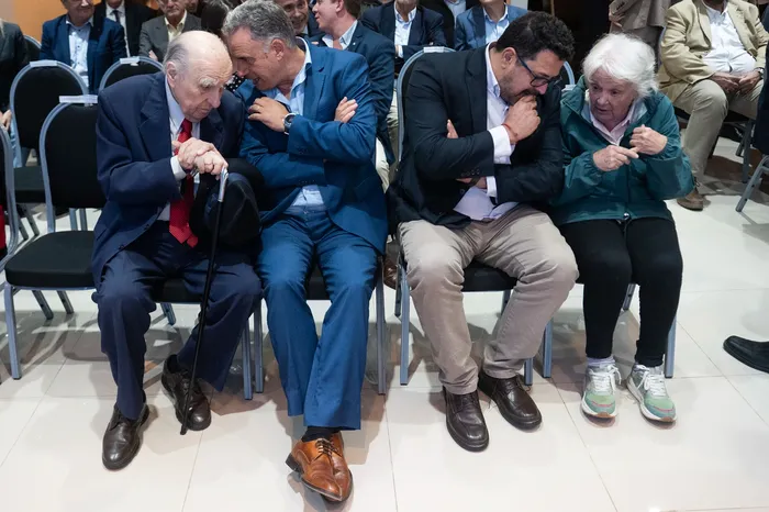Julio Maria Sanguinetti, Yamandu Orsi, Alejandro Sanchez y Lucia Topolansky, el 20 de abril, en la Iglesia Armonía del barrio La Teja. Foto: Alessandro Maradei / la diaria