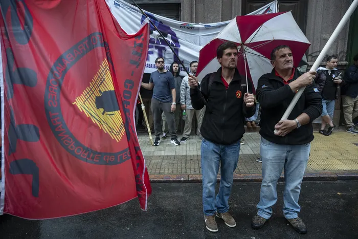 Movilización de la Federación de Trabajadores de la Industria Láctea, el 21 de abril, frente al Ministerio de Trabajo y Seguridad Social. · Foto: Inés Guimaraens