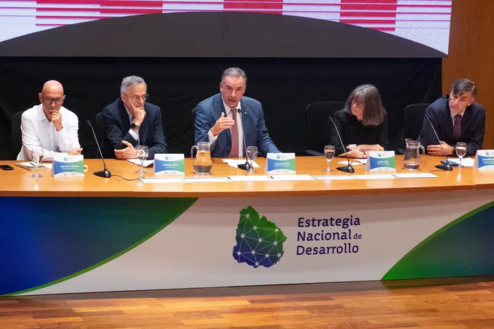 Marcelo Abdala, Rodrigo Arim, Yamandú Orsi, Judith Sutz y Leonardo Loureiro, el 22 de abril, en la Torre Ejecutiva. · Foto: Alessandro Maradei
