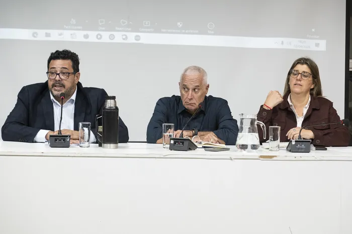 Alejandro Sánchez, Carlos Negro y Tamara Paseyro, el 22 de abril, en la Mesa Política del Frente Amplio. · Foto: Alessandro Maradei