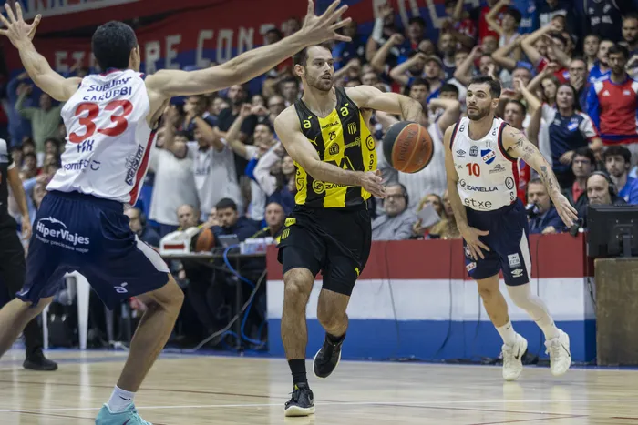 Santiago Véscovi, de Peñarol, contra Nacional por la Liga Uruguaya de Basquetbol, el 22 de abril, en el Polideportivo del Gran Parque Central. · Foto: Rodrigo Viera Amaral
