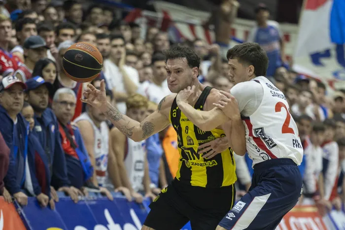 Nicola Pomoli, de Peñarol, y Patricio Prieto, de Nacional, el 22 de abril en el Polideportivo del Parque Central. · Foto: Rodrigo Viera Amaral