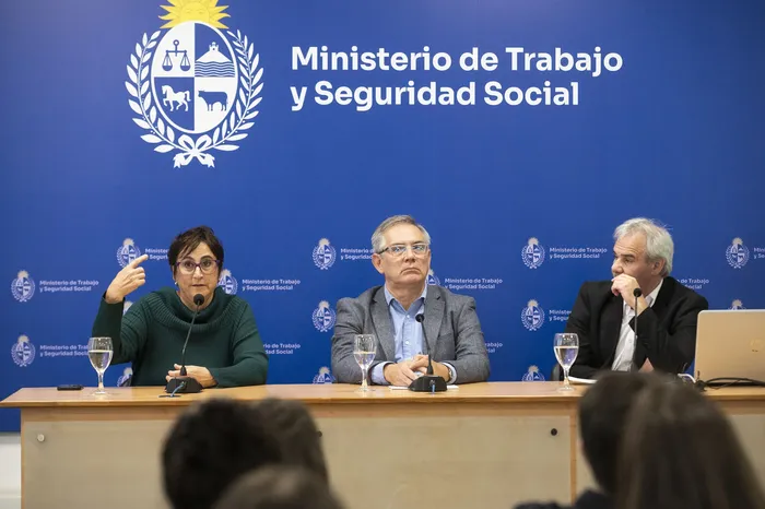 Jimena Pardo, Leonardo Batalla y Jorge Muiño, en el Ministerio de Trabajo MTSS, el 23 de abril · Foto: Alessandro Maradei