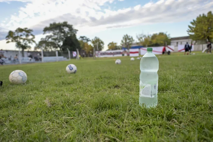 Calentamiento del equipo El General, durante el partido disputado en el Parque Lustemberg , por la fase preliminar de la Copa Nacional de Clubes Div B, el 25 de abril de 2026 · Foto: Ignacio Dotti