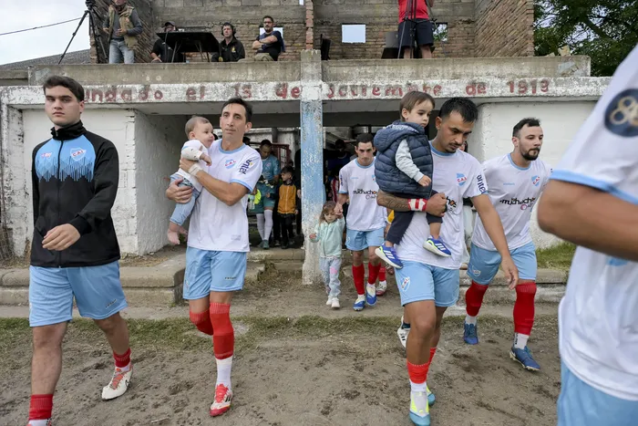 Jugadores de Independiente, en el Parque José Lustemberg, el 25 de abril, en Colonia. · Foto: Ignacio Dotti