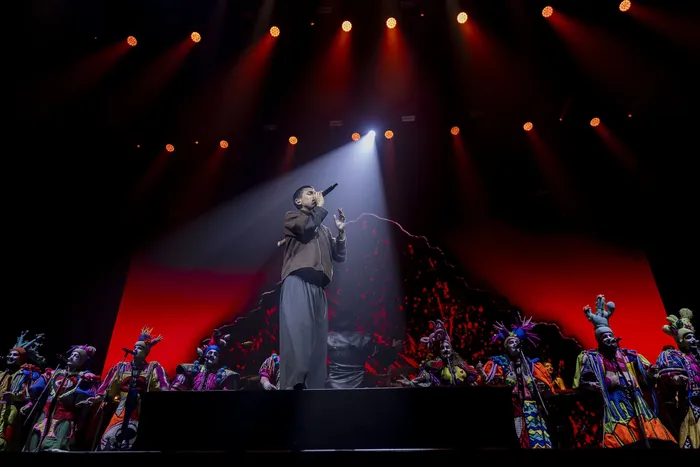 La murga Agarrate Catalina y Milo J, el 25 de abril, en el Antel Arena. · Foto: Rodrigo Viera Amaral