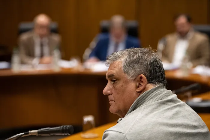 Jorge Wilson, el 27 de abril, durante la Comisión en el edificio Anexo del Palacio Legislativo. · Foto: Gianni Schiaffarino