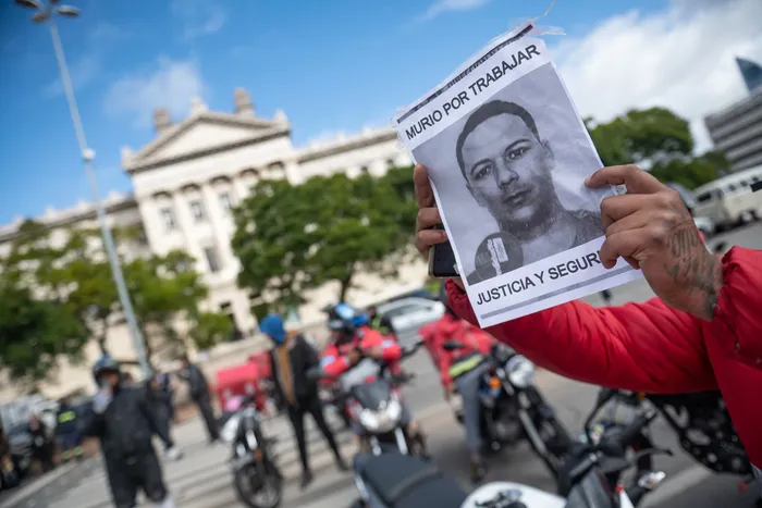 Movilización de trabajadores de Pedidos Ya, el 27 de abril, en el Palacio Legislativo. · Foto: Gianni Schiaffarino