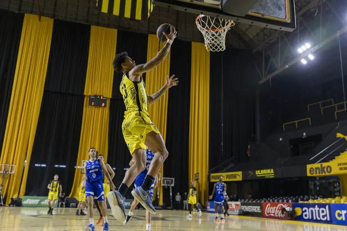 Skyler Hogan, de Peñarol, el 28 de abril, durante el partido ante Malvín en el Palacio Peñarol. · Foto: Rodrigo Viera Amaral