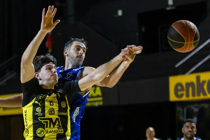 Nicolás Lema, de Peñarol, y Dragan Zeković, de Malvín, el 28 de abril, en el Palacio Peñarol. · Foto: Rodrigo Viera Amaral
