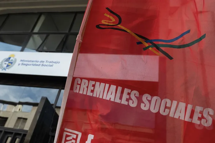 Movilización del Sindicato Único de Trabajadores de Instituciones Gremiales y Afines de Uruguay frente a la Dirección Nacional de Trabajo (archivo, abril de 2026). · Foto: Alessandro Maradei