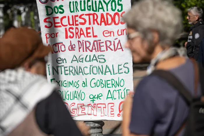 Concentración por la interceptación, por parte de Israel, de los activistas de la Global Sumud Flotilla el 30 de abril, en la Plaza Libertad. · Foto: Gianni Schiaffarino