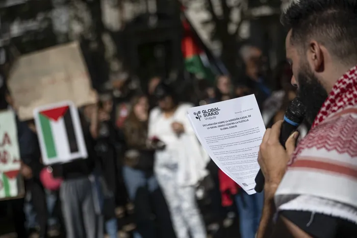 Ignacio López, hermano de Daniela Lopes integranrte de la Flotilla Global Sumud, durante la movilización. · Foto: Gianni Schiaffarino