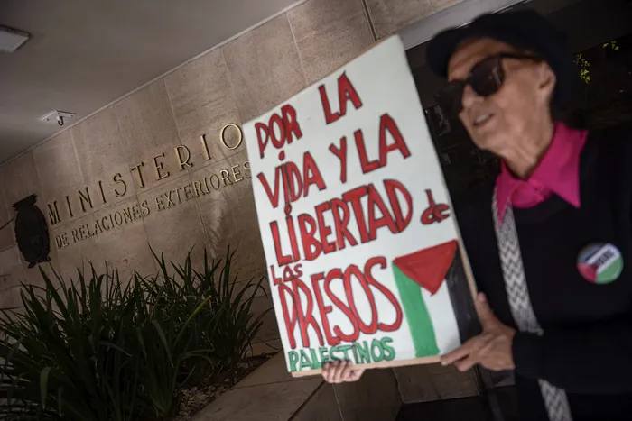 Concentración por la intercepción y secuestro, por parte de Israel, de los activistas de la Global Sumud Flotilla, el 30 de abril en Cancillería. · Foto: Gianni Schiaffarino