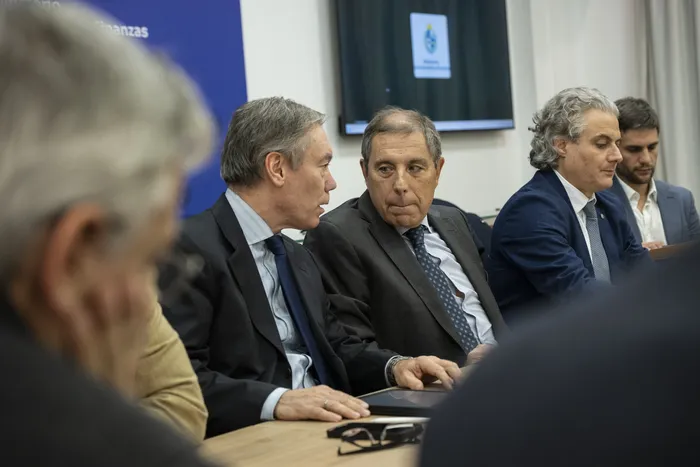 Martín Vallcorba, Gabriel Oddone y Herman Kamil, durante la reunión con representantes de las AFAP, el 4 de abril, en el MEF. · Foto: Inés Guimaraens