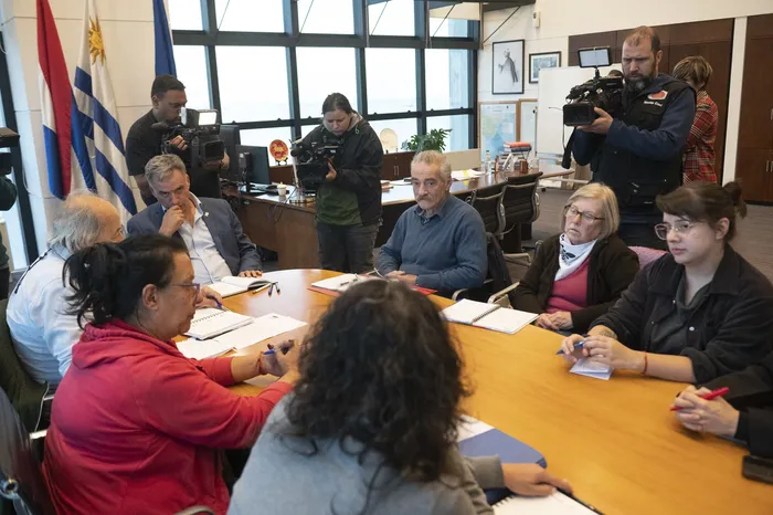 Familiares de Detenidos Desaparecidos con Yamandú Orsi, en Torre Ejecutiva, el 4 de mayo. · Foto: Alessandro Maradei