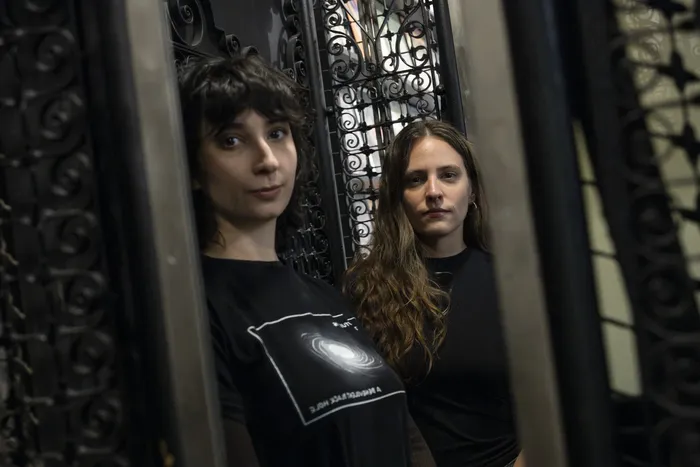 Andrea Pérez y Camila Rodríguez, integrantes de la banda Niña Lobo. · Foto: Inés Guimaraens