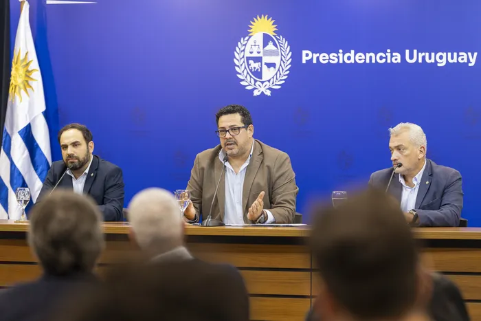 Gonzalo Civila, Alejandro Sanchéz y Leandro Palomeque, el 5 de mayo, en Torre Ejecutiva · Foto: Rodrigo Viera Amaral