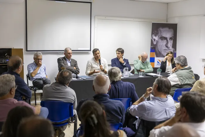 Santiago Cayota, Luis Blanco,Gastón Martínez, Francisco Bonino, Oscar Caputi e Isabella Antonaccio, el 5 de mayo, en la sala de conferencias de la UCLAEH. Foto: Rodrigo Viera Amaral / la diaria