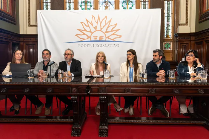 Alberto Leira, Natalia Castro, Salvador Schelotto, Carolina Cosse, Patricia Soria, Daniel Caggiani y María Inés Obaldía, el 6 de mayo, en el Palacio Legislativo. Foto: Martin Hernández Müller / la diaria