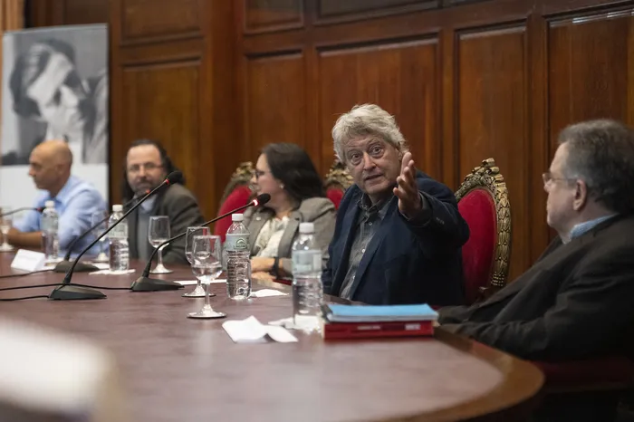 Marcelo Abdala, Héctor Cancela, Gabriela Verde, Rafael Michelini y Gerardo Caetano, el 6 de mayo, en el Paraninfo de la Universidad de la República. 
Foto: Alessandro Maradei