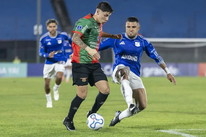Gonzalo Reyna, de Boston River, y Rodrigo Ureña, de Millonarios, por la fase de grupos de la Copa Sudamericana, el 7 de mayo, en el estadio Centenario. Foto: Rodrigo Viera Amaral / la diaria