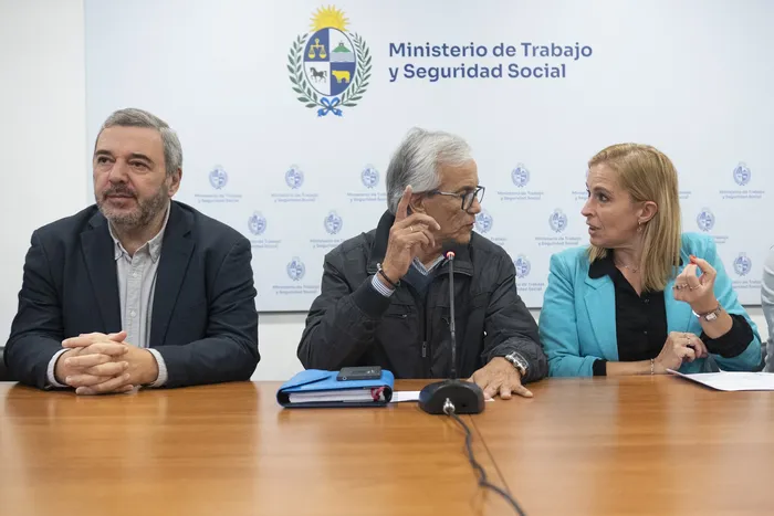 Mario Bergara, Juan Castillo y Silvia Tejera, el 8 de mayo durante la firma del convenio colectivo en la la DINATRA · Foto: Alessandro Maradei