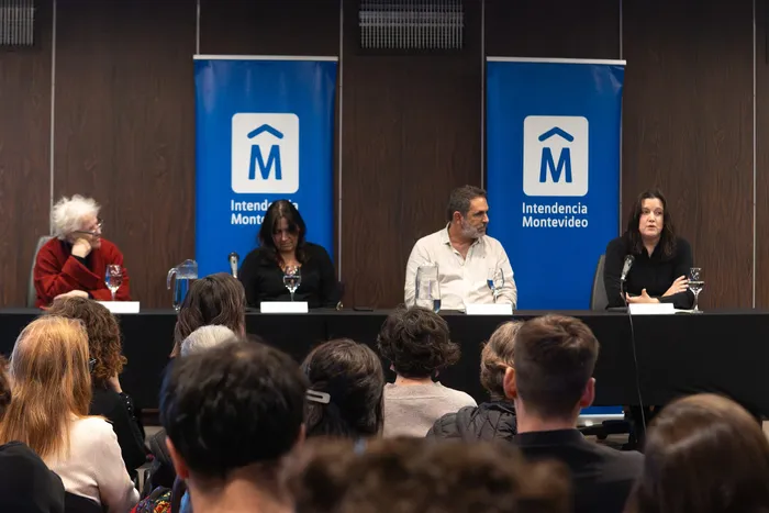 Cristina Grela, Patricia Roland, Alberto Leira y Carolina Tobler, el 8 de mayo, en la Sala Dorada de la Intendencia Municipal de Montevideo. · Foto: Martin Hernández Müller