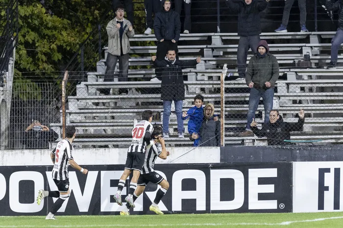 Joaquín Zeballos, de Wanderers, el 8 de mayo, tras convertir el primer gol de su equipo. · Foto: Rodrigo Viera Amaral