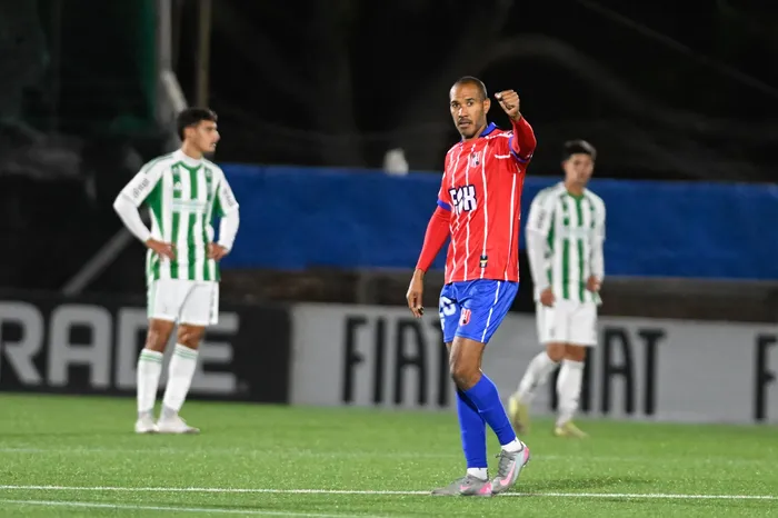 Diego Vera, de Central Español, tras convertir el segundo gol de su equipo, el sábado 9 de mayo en el estadio Parque Palermo. · Foto: Guillermo Legaria