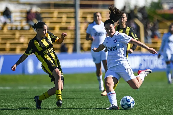 Erika Videla, de Peñarol, y Alison Latua, de Nacional, por la primer fecha del Torneo Apertura femenino 2026, el 10 de mayo de 2026, en Las Acacias. · Foto: Gianni Schiaffarino