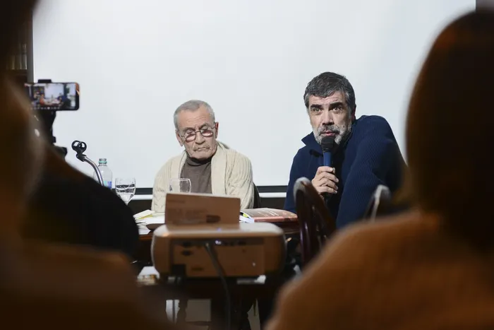 Daniel Barrios y Óscar Andrade en la presentación de _Des-cubrir China_, el 10 de mayo, en el CURE de Maldonado. · Foto: Natalia Ayala