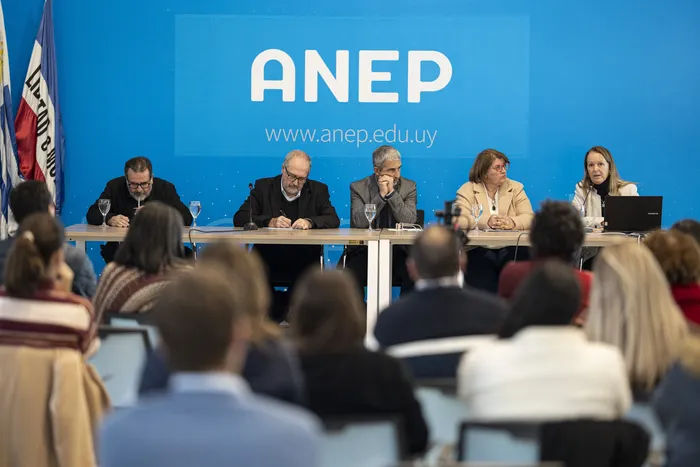 Manuel Oroño, Walter Fernández Val, Pablo Caggiani, Virginia Verderese y Laura Donya, el 11 de mayo, en la sede de la ANEP. Foto: Ernesto Ryan