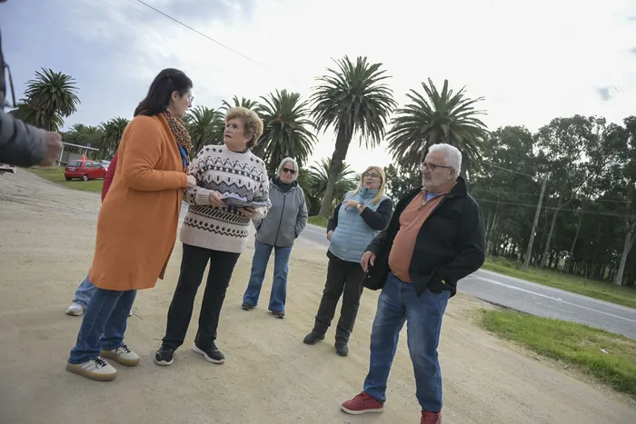 Vecinos de Colonia del Sacramento en el acceso a El Calabrés, se movilizan por las palmeras ubicadas en ruta 1, el 13 de mayo · Foto: Ignacio Dotti