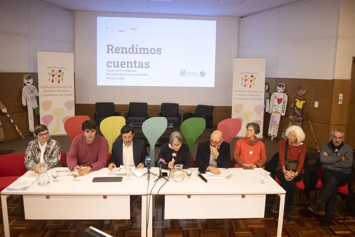 Lourdes Rodríguez, Mauricio Pérez, Fabian Werner, Mariana Mota, Walter Pernas, Alicia Lusiardo, Elena Zaffaroni e Ignacio Errandonea, en la sede de la INDDHH. · Foto: Gianni Schiaffarino