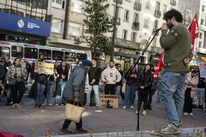 El secretario de Trabajadores Tercerizados del Sutiga, Diego Andrada, el 15 de mayo, frente al MIDES. Foto: Inés Guimaraens
