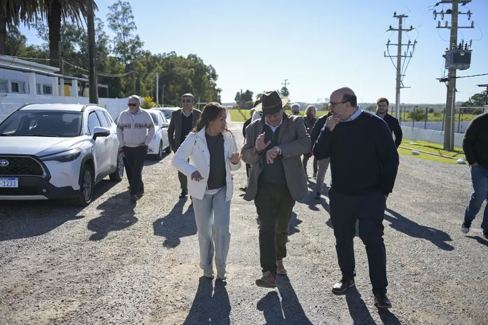 Fernanda Cardona, Alfredo Fratti y Alejandro Nario, durante la reunión y recorrida por el Frigorífico Rosario, el 15 de mayo · Foto: Ignacio Dotti