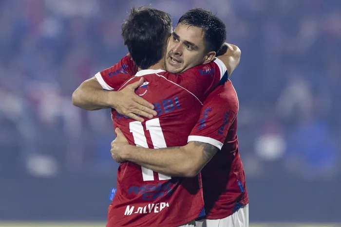Maximiliano Gómez y Maximiliano Silvera, de Nacional, tras convertir el segundo gol de su equipo. · Foto: Rodrigo Viera Amaral