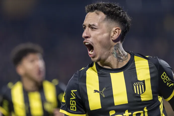Jesús Trindade, de Peñarol tras convertir el primer gol a Liverpool, el 16 de mayo, en el estadio Campeón del Siglo. · Foto: Rodrigo Viera Amaral
