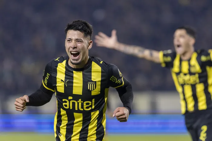 Nicolas Fernández, de Peñarol, tras convertir el segundo gol de su equipo, el 16 de mayo en el Campeón del Siglo · Foto: Rodrigo Viera Amaral