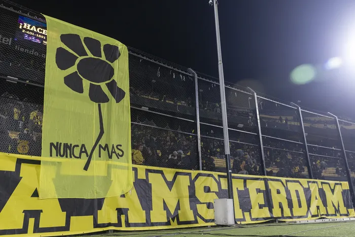 Hinchada de Peñarol, el 16 de mayo, en el Campeón del Siglo. · Foto: Rodrigo Viera Amaral
