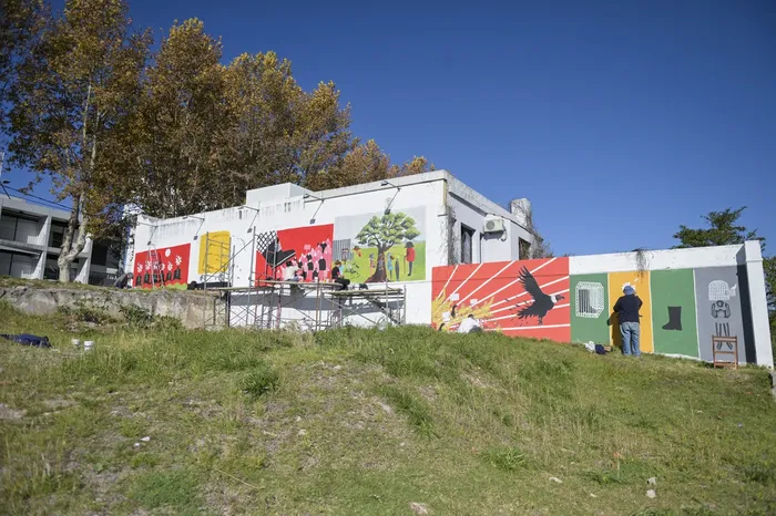 Pintada de  mural en Colonia del Sacramento. · Foto: Ignacio Dotti