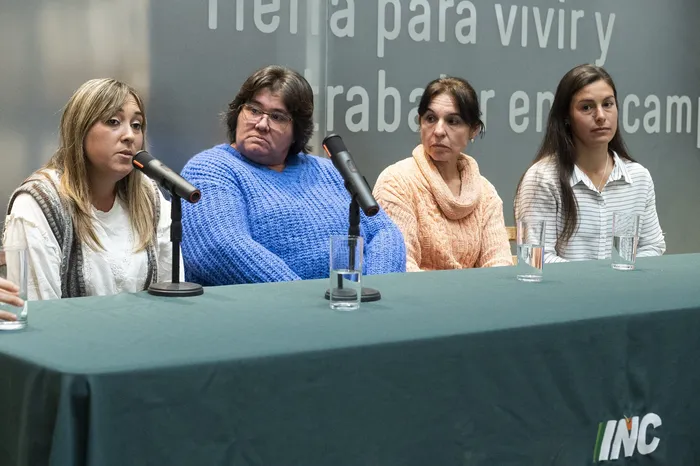 Maria Picardo, Rosario Gallo, Evelyn Bertinat y Victoria Guyer - Colonas Beneficiarias del Programa Tierra de Mujeres del INC · Foto: Alessandro Maradei