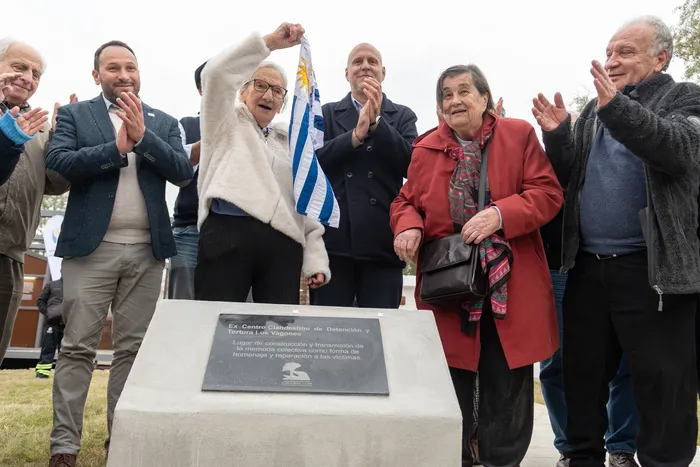 Blanca Calero, Francisco Legnani, Graciela Lugano y Roderto Piñeiro, el 22 de mayo, en el sitio de memoria "Los Vagones" de la ciudad de Canelones. · Foto: Martin Hernández Müller